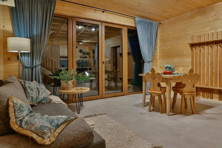 Salon z wyjściem na taras