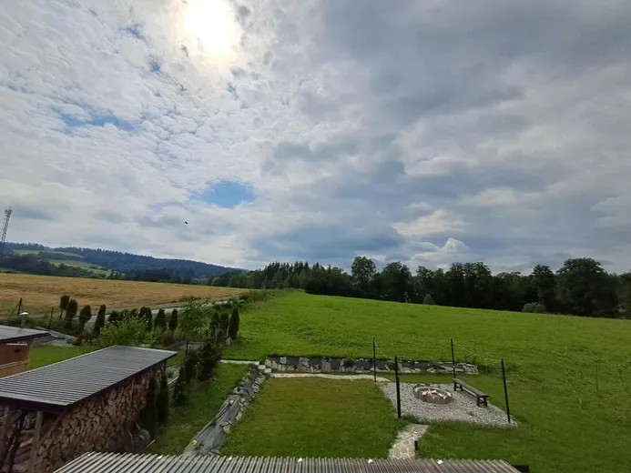 Widok z piętra na ogród i wzgórza