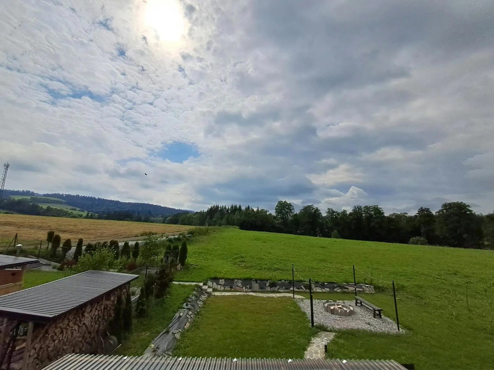 Widok z piętra na ogród i wzgórza