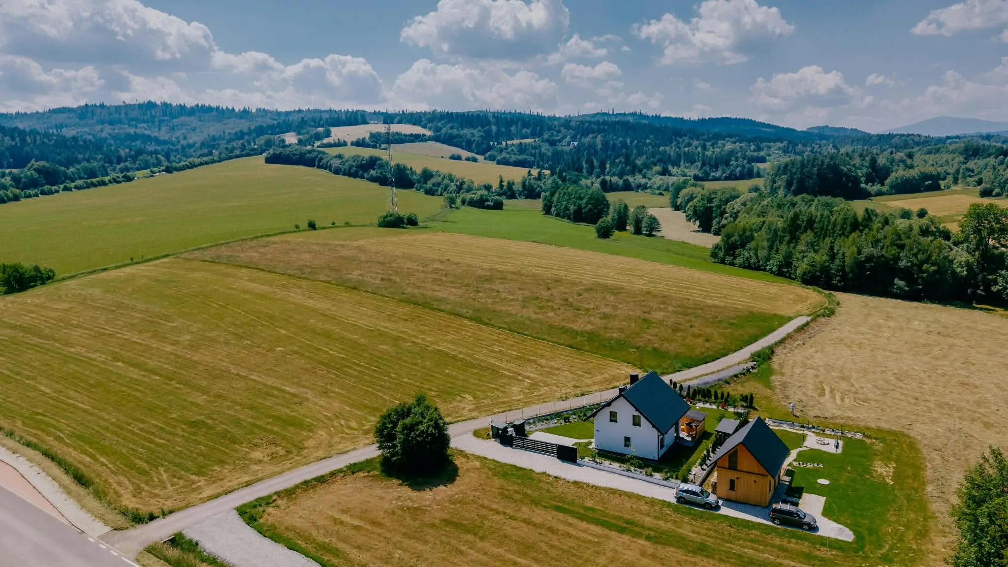 Domek z lotu ptaka, wśród pól i lasów